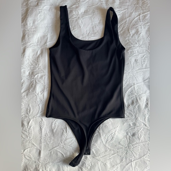 Express Body Contour Scoop Neck Tank Bodysuit Black Size Small - Picture 3 of 4